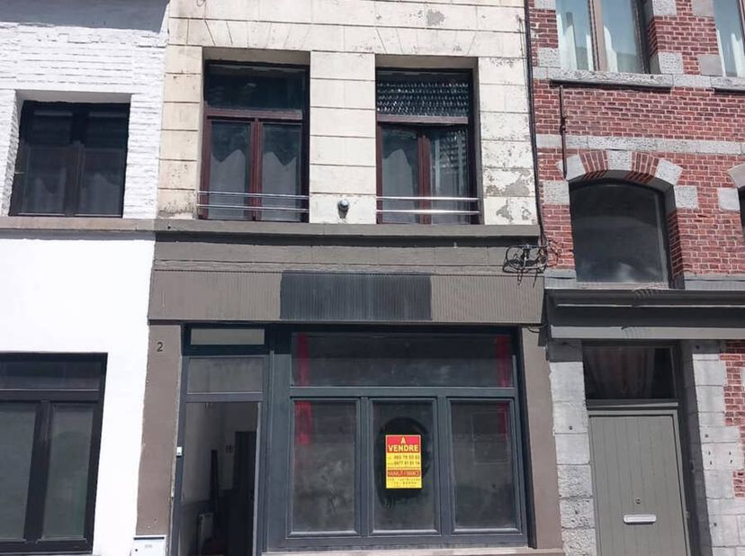 Maison située centre de Mons actuellement louée en colocation comprenant Salon, cuisine, pièce douche. Etage, salle douche 1 chbre + 2 chbres (dont un