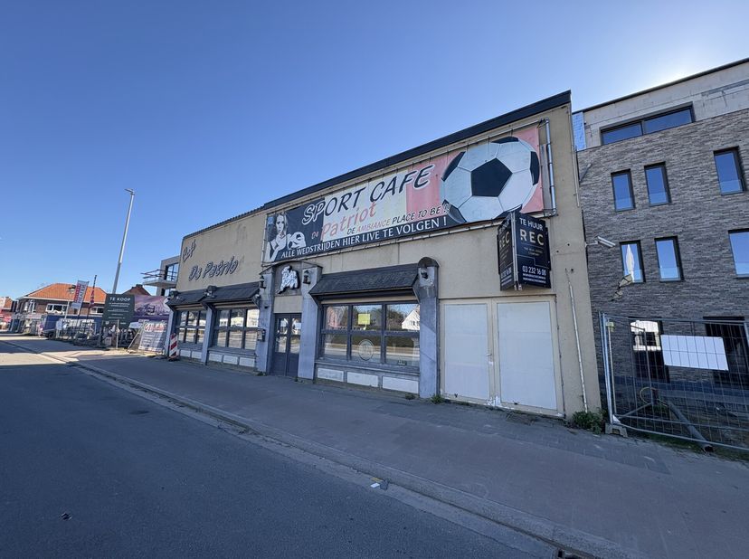 Uitstekend gelegen baanwinkel met flexibele mogelijkheden&lt;br /&gt;
Deze baanwinkel bevindt zich op een prominente zichtlocatie aan de drukke N14, ideaal