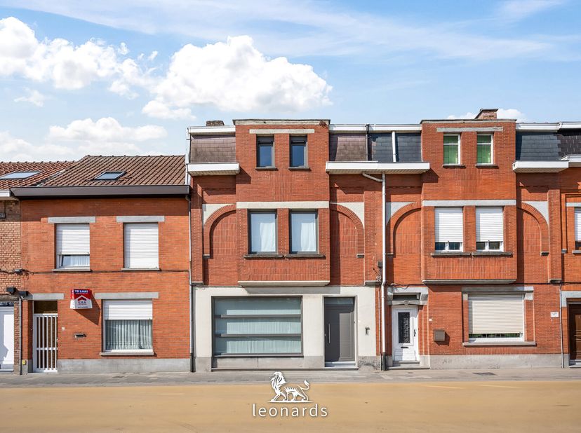 Cette maison pleine de charme, idéalement située au centre de Wervik, allie caractère et confort, tout en offrant lespace nécessaire à la vie de famil