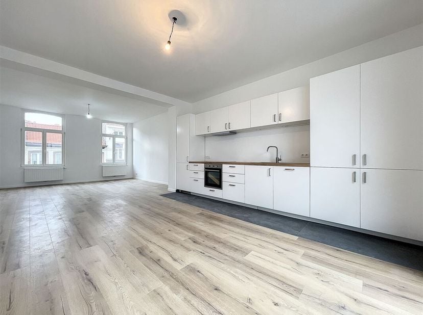 Quartier Globe - Bel appartement triplex 3 chambres avec bureau de +/-150m² avec 2 belles terrasses situé au 1er étage d&#039;un immeuble de 3 étages compo