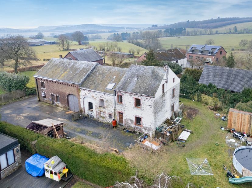 ERA BLUX is verheugd om u deze charmante woning aan te bieden, gelegen in een rustige straat in Champlon. Ideaal voor wie op zoek is naar een pand met