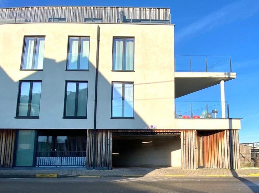 Op zoek naar een veilige en gemakkelijk toegankelijke parkeerplaats? Deze ondergrondse autostaanplaats biedt alles wat je nodig hebt:&lt;br /&gt;
Toplocatie