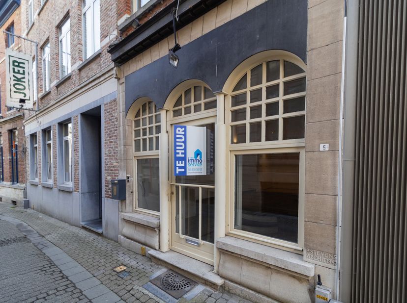 Dit charmante handelspand is ideaal gelegen in het bruisende centrum van Leuven. Het gebouw biedt een waaier aan mogelijkheden dankzij zijn doordachte
