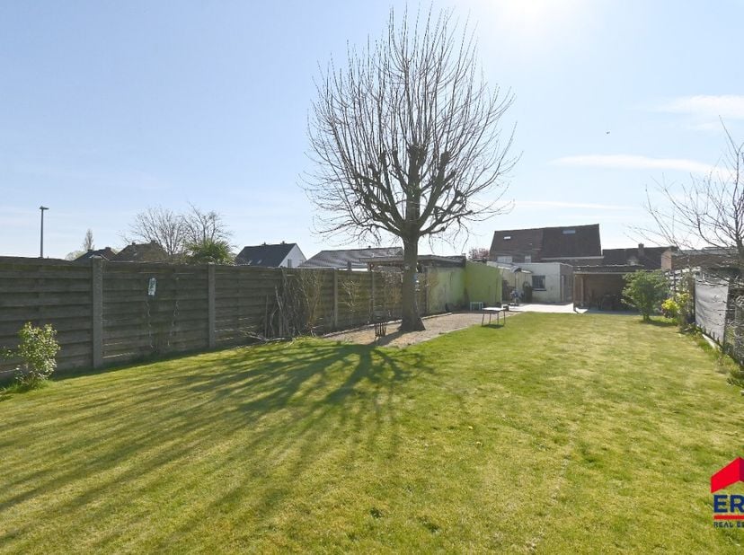 Op zoek naar een betaalbare, charmante woning in het hart van Lievegem? Dan hebben wij dé ideale match voor jou! Deze lichtrijke en instapklare woning