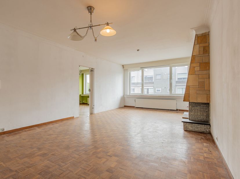 Gelegen in de Heistraat te Wilrijk, stellen wij jou graag dit ruime en lichtrijke appartement voor op de eerste verdieping van een kleinschalig gebouw