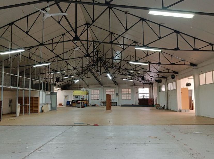 Ben je op zoek naar de ideale locatie voor je commerciële onderneming? Deze voormalige &#039;Troc&#039; tweedehandswinkel in Mechelen biedt meer dan 1000m² aan