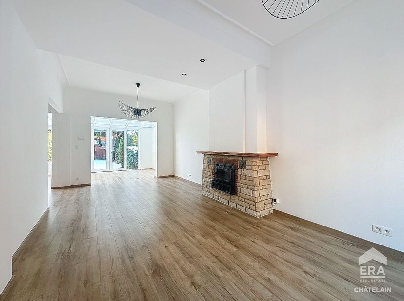 ERA Chatelain heeft het genoegen deze prachtige woning met 3 slaapkamers + kantoor + tuin te huur aan te bieden, ideaal gelegen in het hart van de pre
