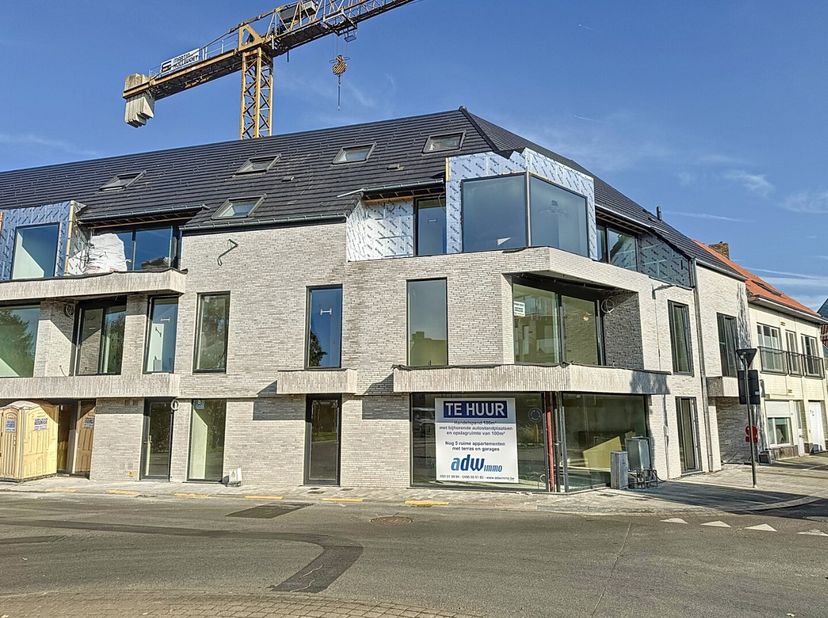 Deze commerciële ruimte is gelegen op een absolute toplocatie te Gistel gezien zijn goede zichtbaarheid, bereikbaarheid en parkeermogelijkheden rechto