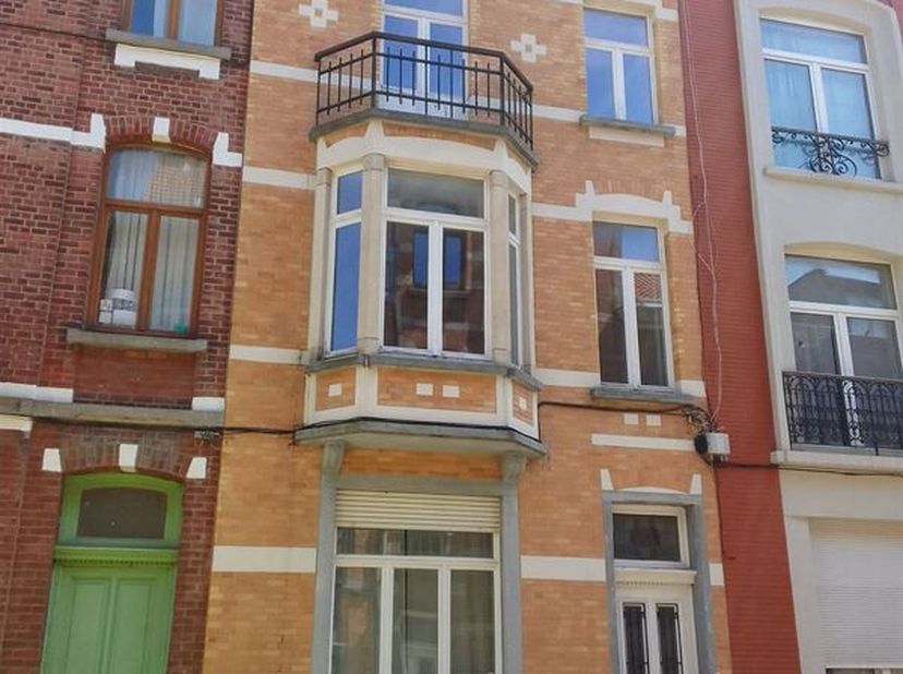 Visite ou info : SMS/WhatsApp = 0476.57.08.72 (Chris. Delbrouck  IMMO 2A)  -  UNIQUEMENT POUR UNE COLOCATION (3 CH.) : ETTERBEEK (LA CHASSE / St ANTOI