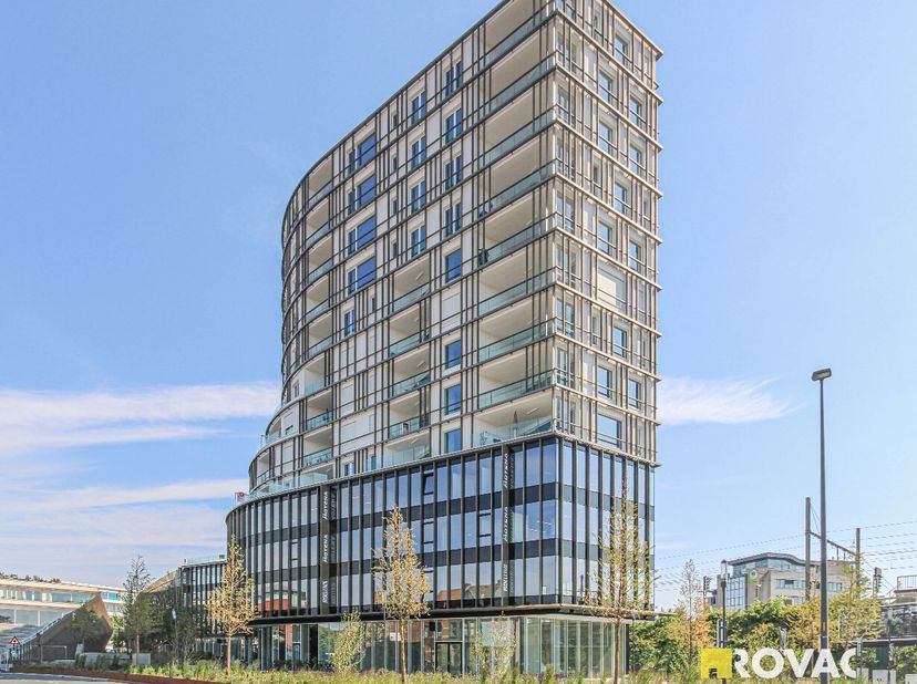Volledig instapklaar appartement (138 m²) op de 4de verdieping van het gebouw in Roelevard, in het centrum van Roeselare en vlakbij het station.&lt;br /&gt;