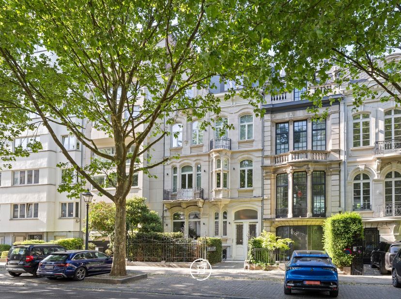 Situé sur la prestigieuse avenue Molière, entre la place Brugmann et lavenue Albert, ce duplex plein de caractère occupe les derniers étages dun ancie