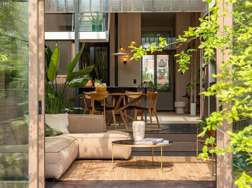En plein centre historique de Louvain, très central mais situé au calme, nous avons le plaisir de proposer à la vente cette maison de ville exclusive.