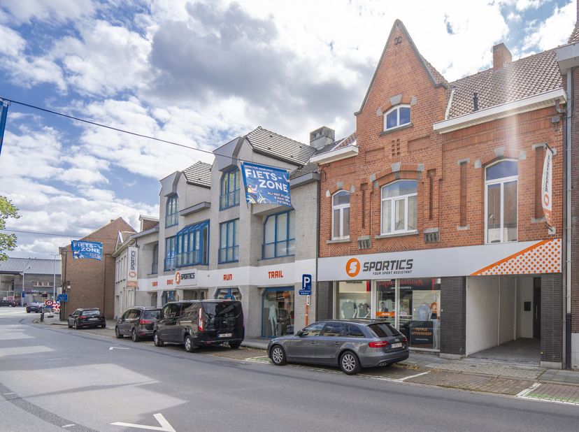 Polyvalente handelsruimte met achterliggende parking te koop nabij het centrum van Wevelgem. &lt;br /&gt;
Indeling:&lt;br /&gt;
- handelsruimte ( ca. 250 m²)&lt;br /