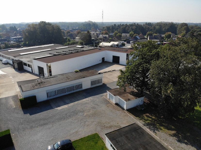 Goed gelegen bedrijfsgebouw te Beringen (Koersel), in de nabijheid van de E313. Dit gebouw heeft een oppervlakte van 115m² en is volledig onderkelderd