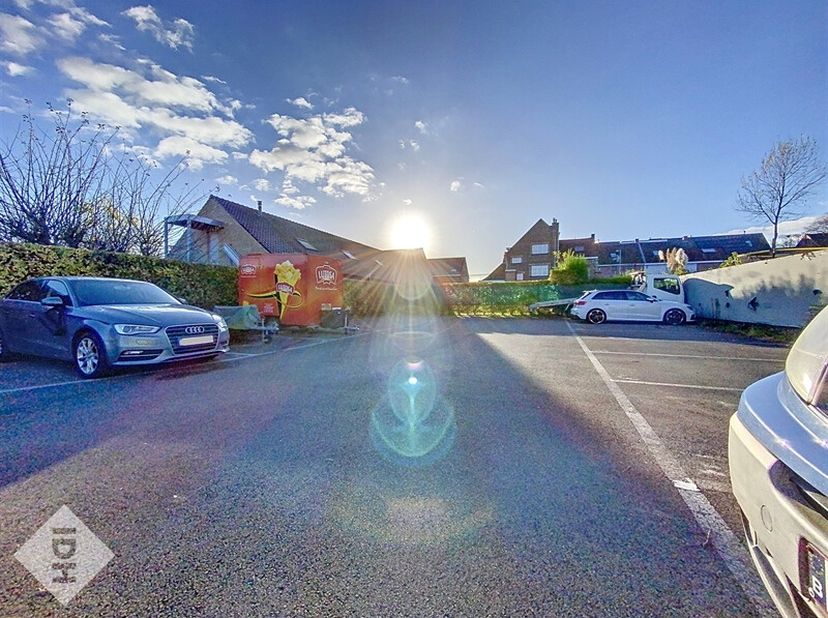 En plein coeur de Dottignies, 2 emplacements de parking disponibles immédiatement.&lt;br /&gt;
Parking sécurisé avec porte motorisée.&lt;br /&gt;
Loyer mensuel de