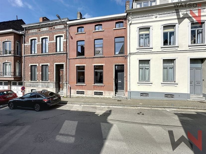 WATSON IMMOBILIER vous invite à découvrir cette magnifique maison de ville située au coeur de Wavre, offrant une superficie habitable de 140 m². Cette