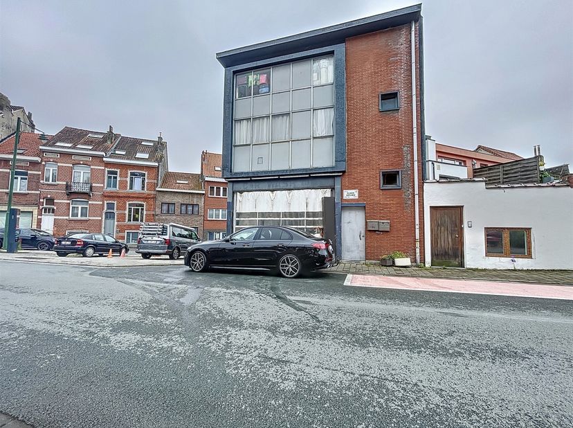 Quartier du Val Duchesse, à proximité du parc du Rouge Cloitre et dHermann-Debroux, immeuble mixte composé dun commerce, dun logement et dun terrain à