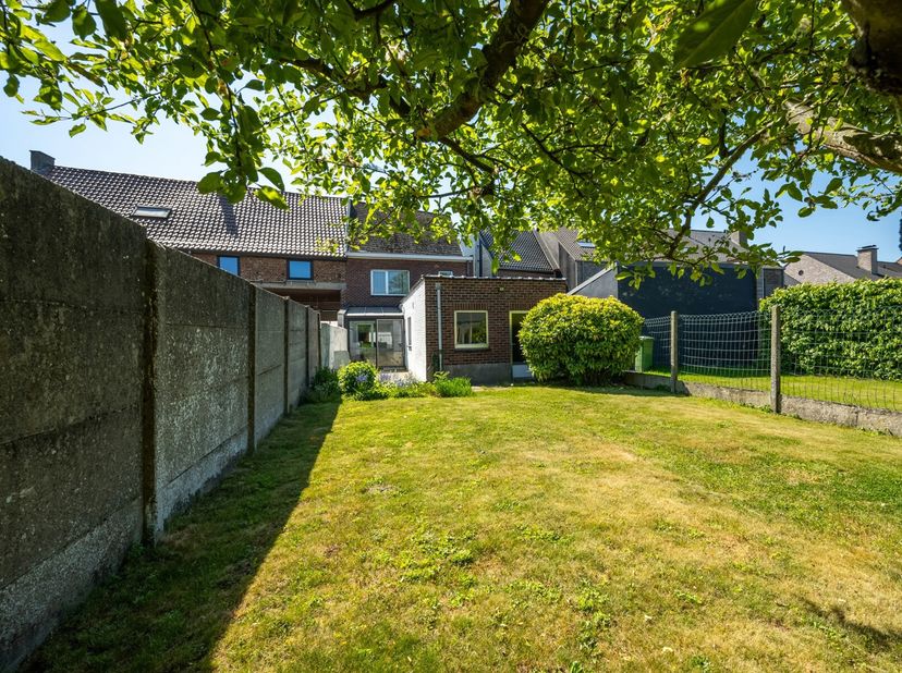 Vous êtes à la recherche d&#039;une propriété que vous pouvez aménager à votre goût ?&lt;br /&gt;
Cette spacieuse maison civile avec garage intérieur est située