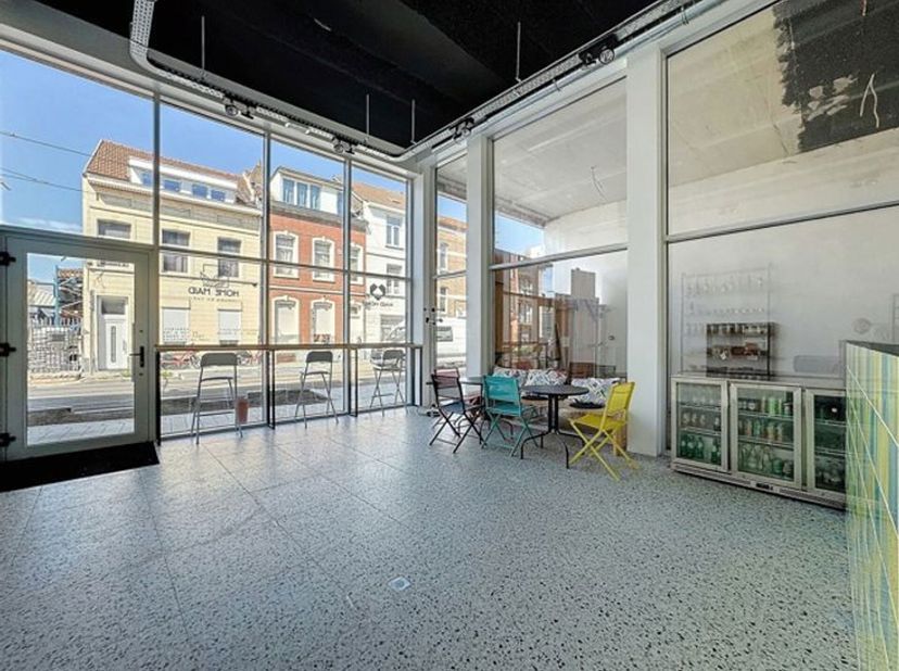 Situé Chaussée de Neerstalle, proche de toutes les zones commercante avec fort passage , TRIANON INVEST vous propose ce spacieux commerce de +/- 112 m