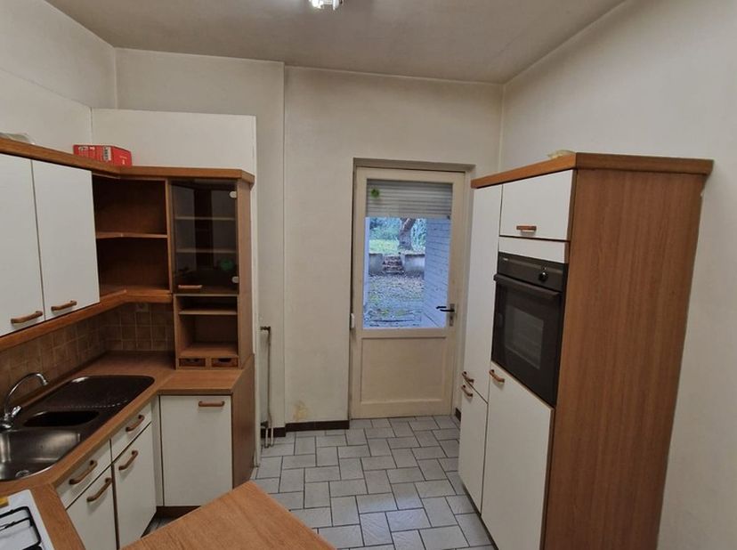 Appartement 1 chbre + jardin + grande pièce de +/- 40 m² en façade à  rue. Tél 0475 488 934 .&lt;br /&gt;
 
