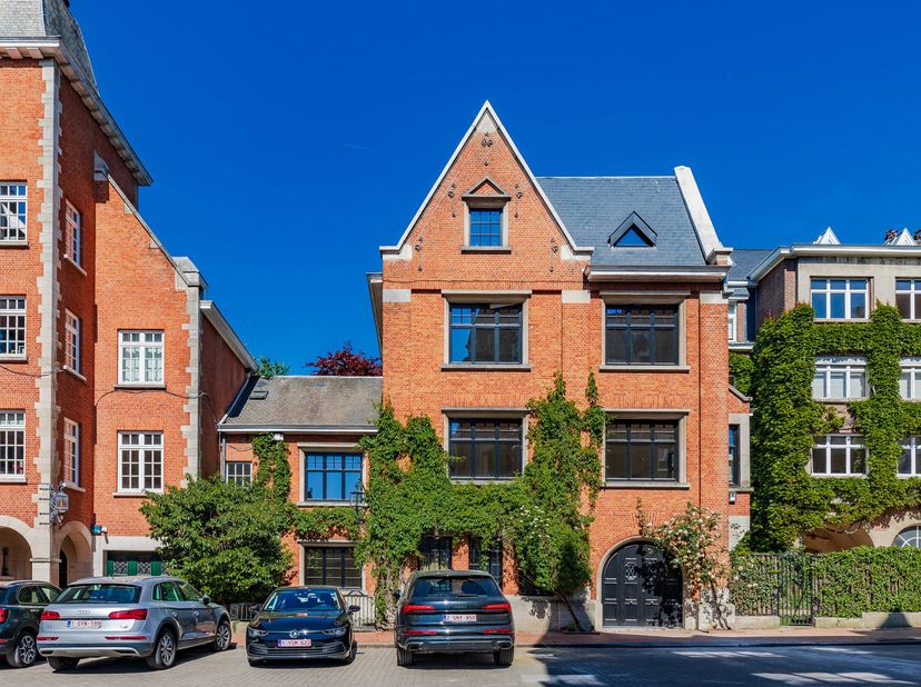 Op een bijzonder bevoorrechte locatie, op 2 stappen van de Abdij van Ter Kameren, op een karaktervol en charmant privépleintje, wordt dit mooie herenh