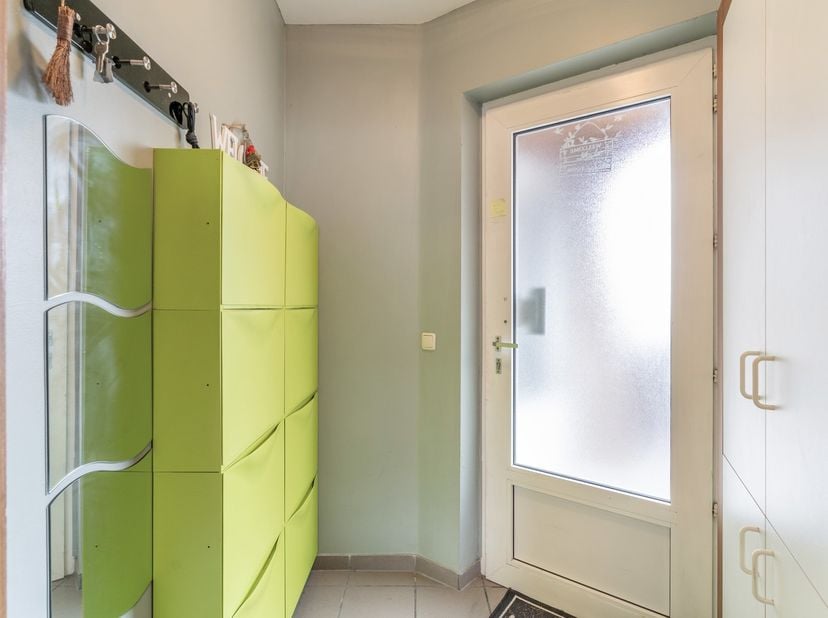 Gezellig  gelijkvloers appartement met veel privacy. Rustig gelegen aan een zijstraat van de Hasseltweg. Vlot bereikbaar, centraal gelegen tussen Genk
