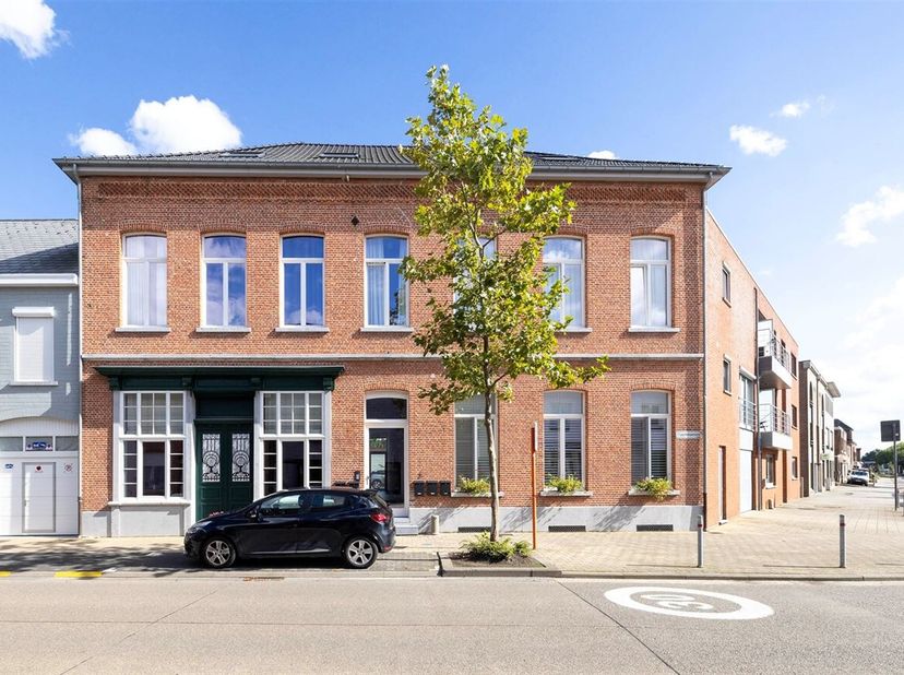 Nieuwbouwappartement met 2 slaapkamers, terras en achterliggende parking! Centraal gelegen in het hartje van Schriek. Winkels, school, openbaar vervoe