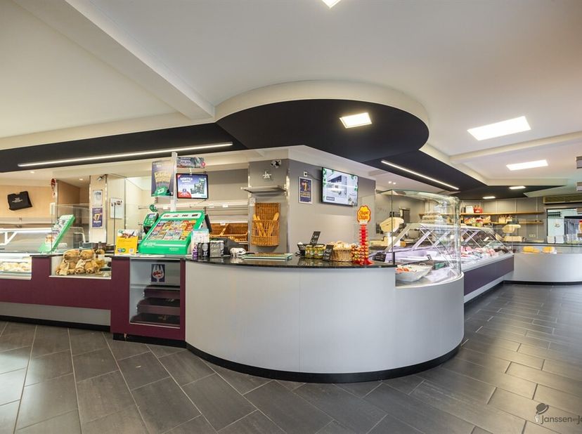 Op een gunstige locatie in een gezellige wijk van Merksem is dit handelspand van 214 m² te koop. Het pand is momenteel ingericht als voedingswinkel me