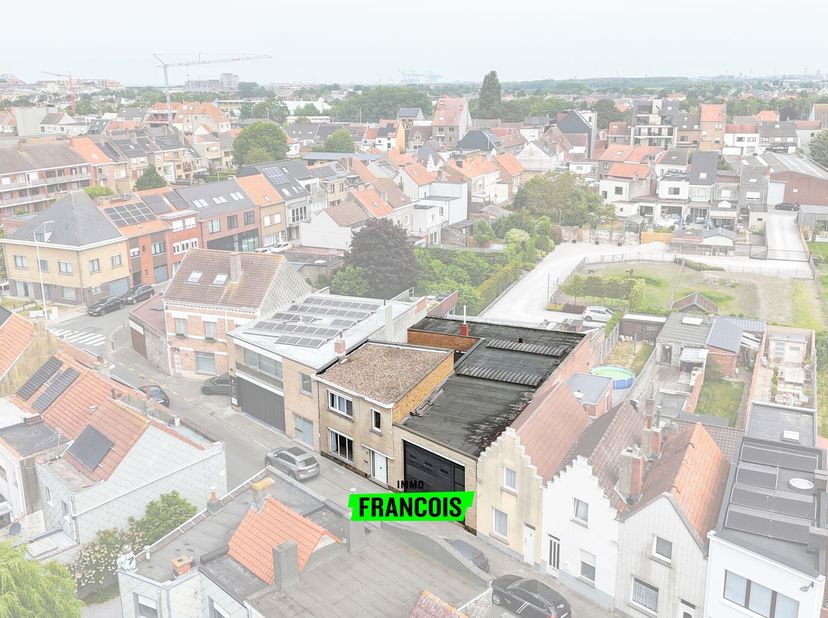 Deze op te frissen woning met veel mogelijkheden is gelegen in de Evendijk-West 17, in een rustige omgeving met vlotte bereikbaarheid. Winkels, schole