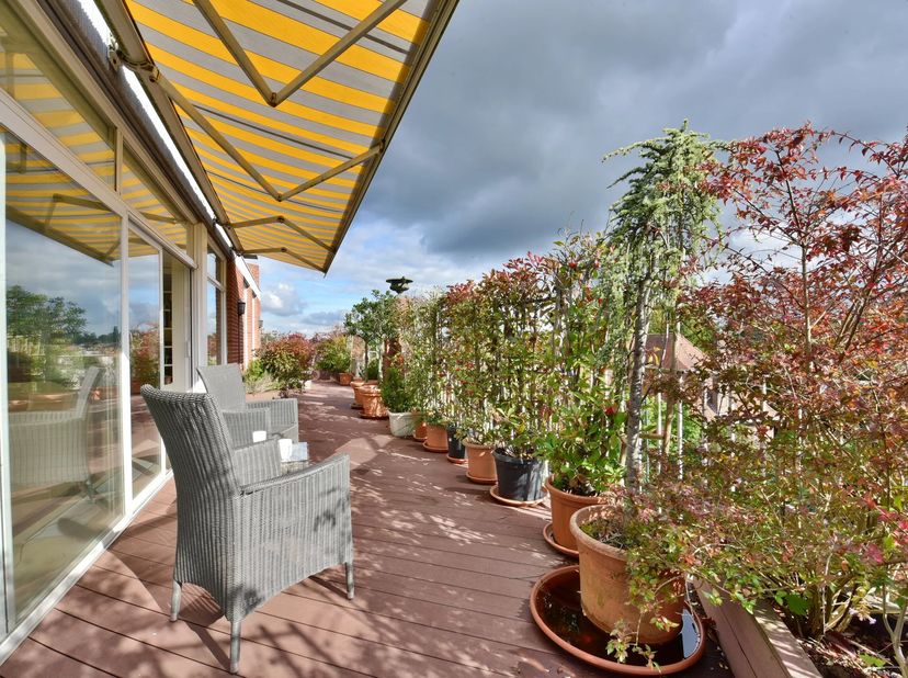 ROOSEVELT- Boendaal : Au quatrième étage d&#039;un bel immeuble de standing, superbe et lumineux penthouse meublé entouré d&#039;une ravissante terrasse à 360°