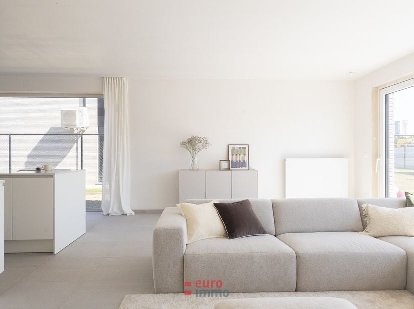 Bent u op zoek naar een instapklare nieuwbouwwoning te koop in Torhout? Deze moderne woning combineert een uitstekende locatie, een hoogwaardige afwer