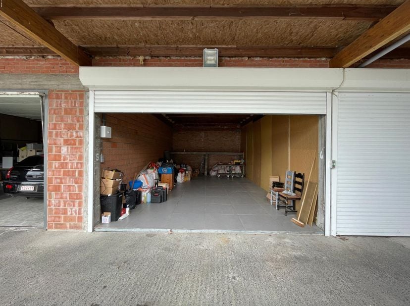 Bent u op zoek naar een magazijnruimte van 40 m²? Dit magazijn is ideaal voor opslag of kleine logistieke activiteiten en is voorzien van alle nodige