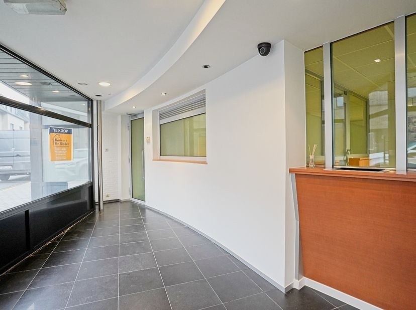Dit handelspand is gelegen op een goede locatie in het mooie Scheldedorp te Sint-Amands / Puurs. De bruikbare oppervlakte is 152 m².  Het was ingerich