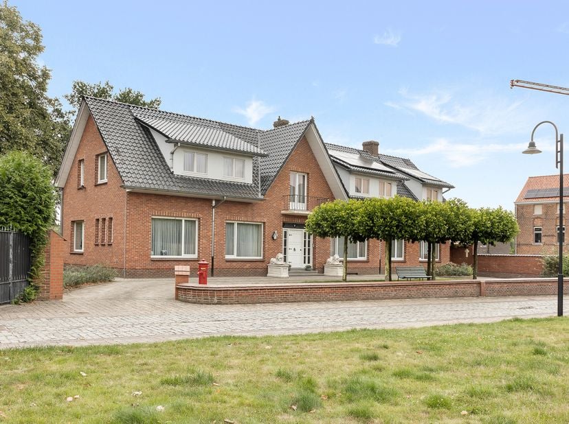 Magnifiek gelegen villa met 5 slk, garage en tuin, aan de historische Kartuizersite.&lt;br /&gt;
Prachtige charmante setting.&lt;br /&gt;
INDELING: inkomhal met t