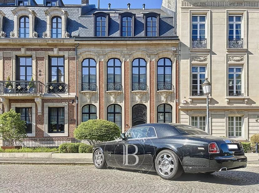 Située dans un square privé et sécurisé du très recherché Square du Bois, cette maison de maître de style Beaux-Arts allie charme classique et confort