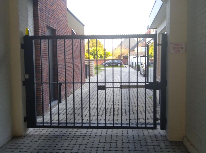 Open bovengrondse parking op afgesloten privé terrein.