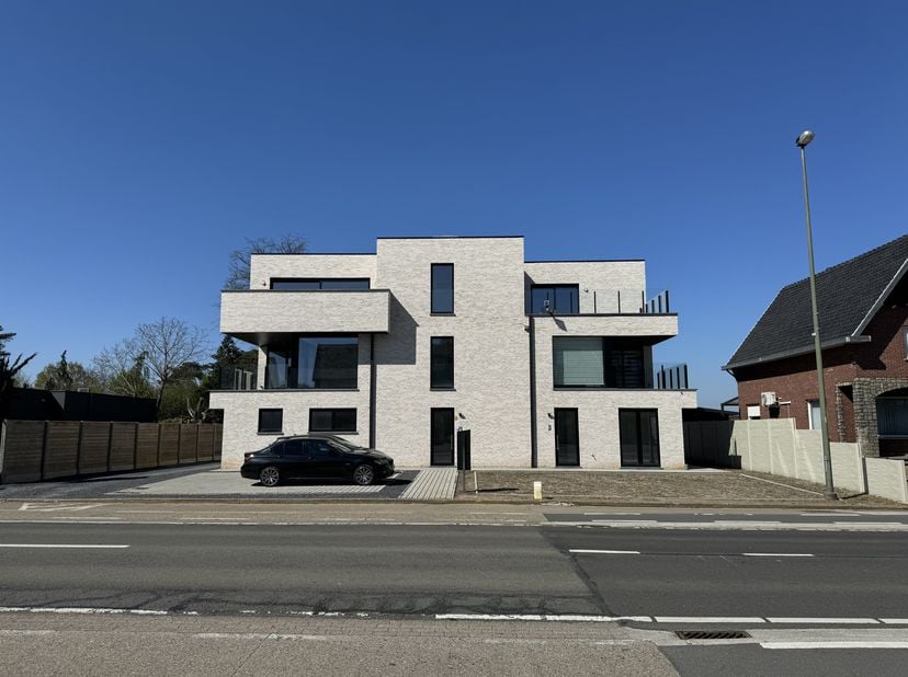 Op deze toplocatie vlakbij het centrum van Heusden vinden we dit gebouw met vijf luxe appartementen.&lt;br /&gt;
&lt;br /&gt;
Er zijn appartementen beschikbaar me