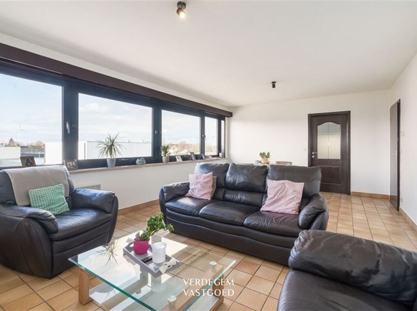 Ligging&lt;br /&gt;
In de nabijheid van winkels, scholen en bus, vind je dit ruim appartement van 106m².&lt;br /&gt;
De bereikbaarheid is een troef want je bent s
