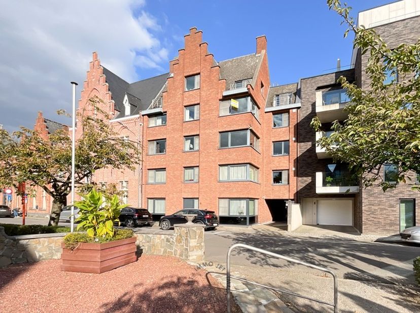 Dit duplexappartement is rustig gelegen doch in het centrum van Beveren met vlotte verbinding naar de grote markt, winkels, scholen,...&lt;br /&gt;
Het appa