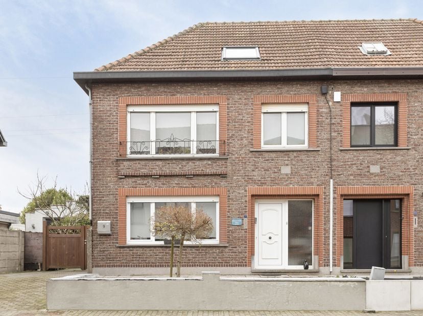 À la recherche dune maison spacieuse avec beaucoup de potentiel ? Cette maison 3 façades, située dans un emplacement idéal près du centre de Merchtem,