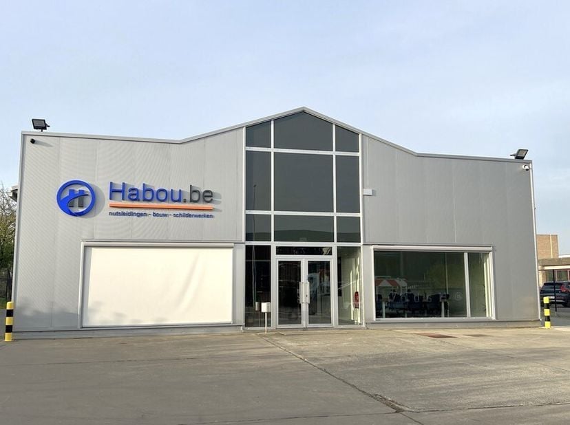 Entrepôt de 770m² avec 420m² de bureaux sur un terrain de 2 900m²&lt;br /&gt;
Emplacement : dans la zone industrielle de Hoogveld à Dendermonde, près de la