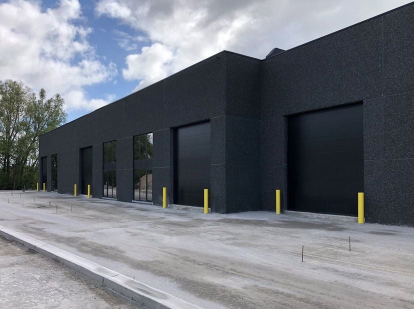 Loods te huur van ca. 171 m² op industrieterrein in Zwevegem.&lt;br /&gt;
Specificaties:&lt;br /&gt;
-vrije hoogte: 6m20&lt;br /&gt;
-polybeton&lt;br /&gt;
-sectionaalpoort&lt;b