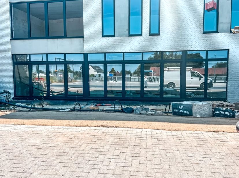 Wij verkopen een handelsruimte in Residentie Coupé&lt;br /&gt;
Het gaat om een mooie, ruime gelijkvloerse handelsruimte met een oppervlakte van 76 m².&lt;br /&gt;