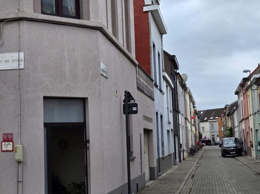 Deze prachtige standaard hoekwoning in Ledeberg is de perfecte plek voor wie op zoek is naar een ruime woning. Met een bewoonbare oppervlakte van 180.