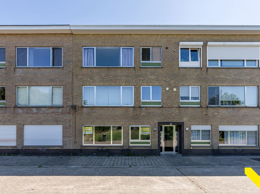 Te renoveren gelijkvloers appartement.&lt;br /&gt;
We betreden dit appartement via de gemeenschappelijke inkomhal om vervolgens links binnen te stappen in h
