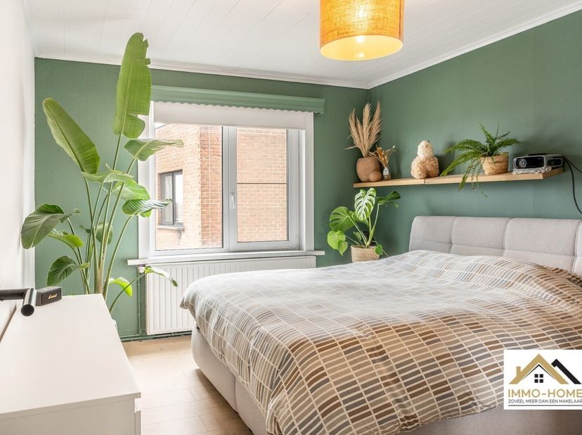 Dit mooi opgefriste appartement is gelegen op de derde verdieping van het complex, en is te bereiken via zowel lift als trap. Je komt terecht in je ei