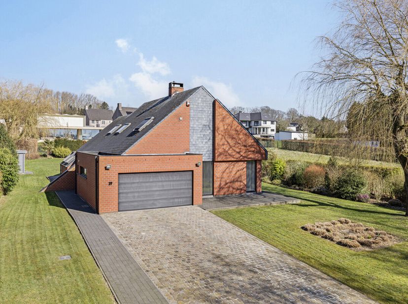 U bent op zoek naar een ruime woning (villa), 4 slaapkamers, grote tuin, residentieel gelegen, met veel lichtinval.....? Dan kan deze woning/locatie u