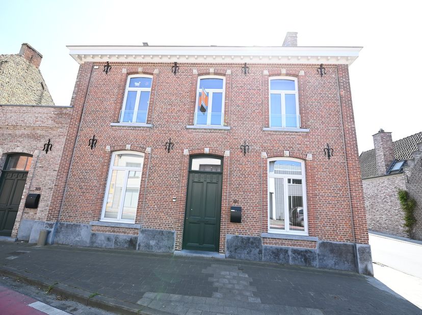 Deze NIEUWE &amp; ENERGIEZUINIGE woning is gelegen in het centrum van Sint-Kruis, op fiets- of wandelafstand van openbaar vervoer, winkels, cafés en resta
