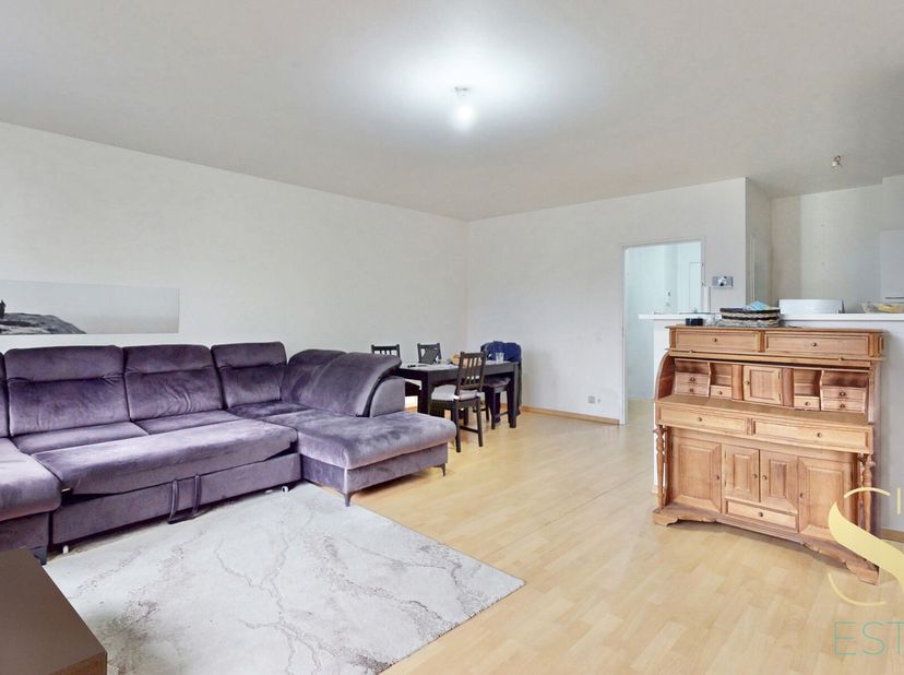 TOUR &amp; TAXIS  Dicht bij Tour &amp; Taxis ligt dit duplexappartement van ± 95 m² op de eerste verdieping van een recent gebouw. Het bestaat uit een ruime w