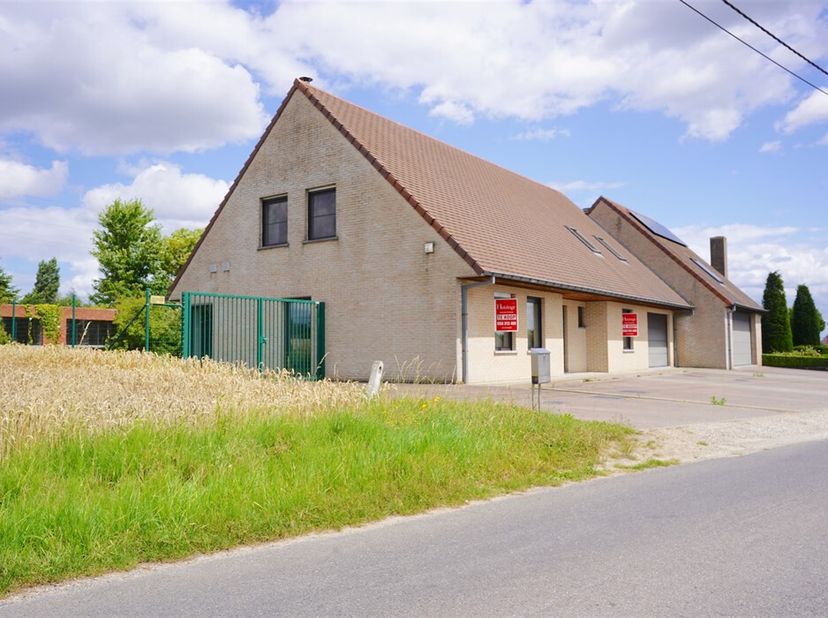 Prachtige halfopen villa met zicht op groen  ruimte, rust en comfort op 952 m²&lt;br /&gt;
Welkom in deze bijzonder ruime en lichtrijke halfopen villa op ee